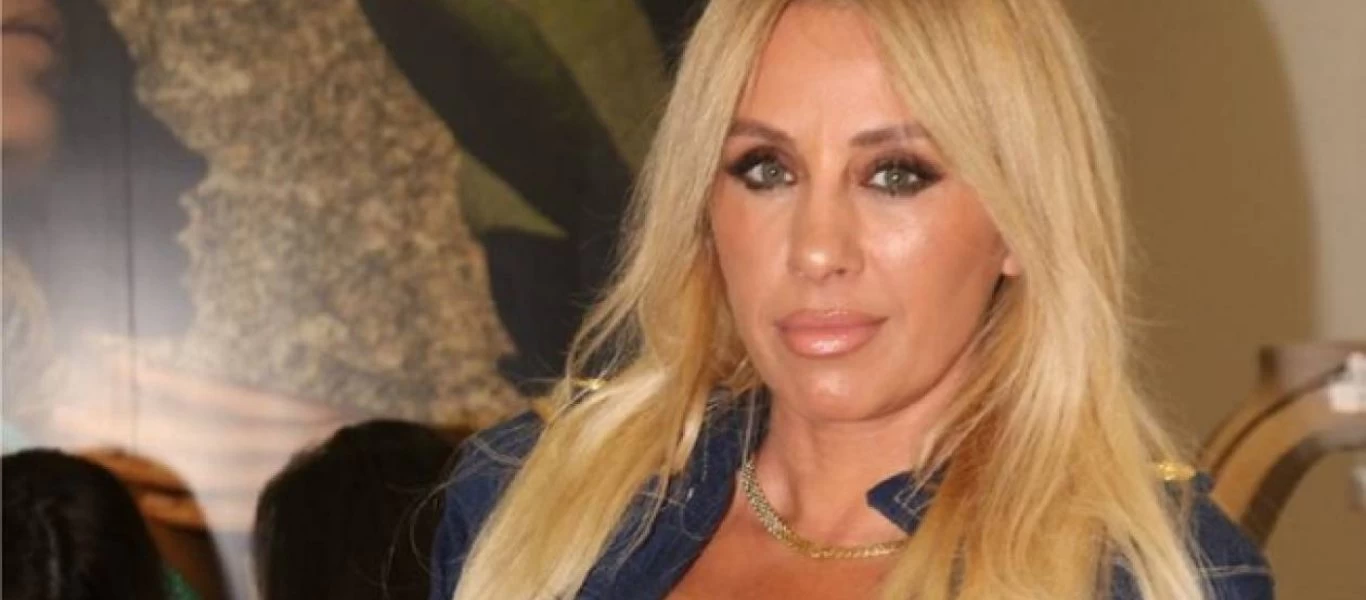 Η Γωγώ Μαστροκώστα ποζάρει με την κόρη της στο τζάκι και «ανάβει φωτιές» (φωτο)